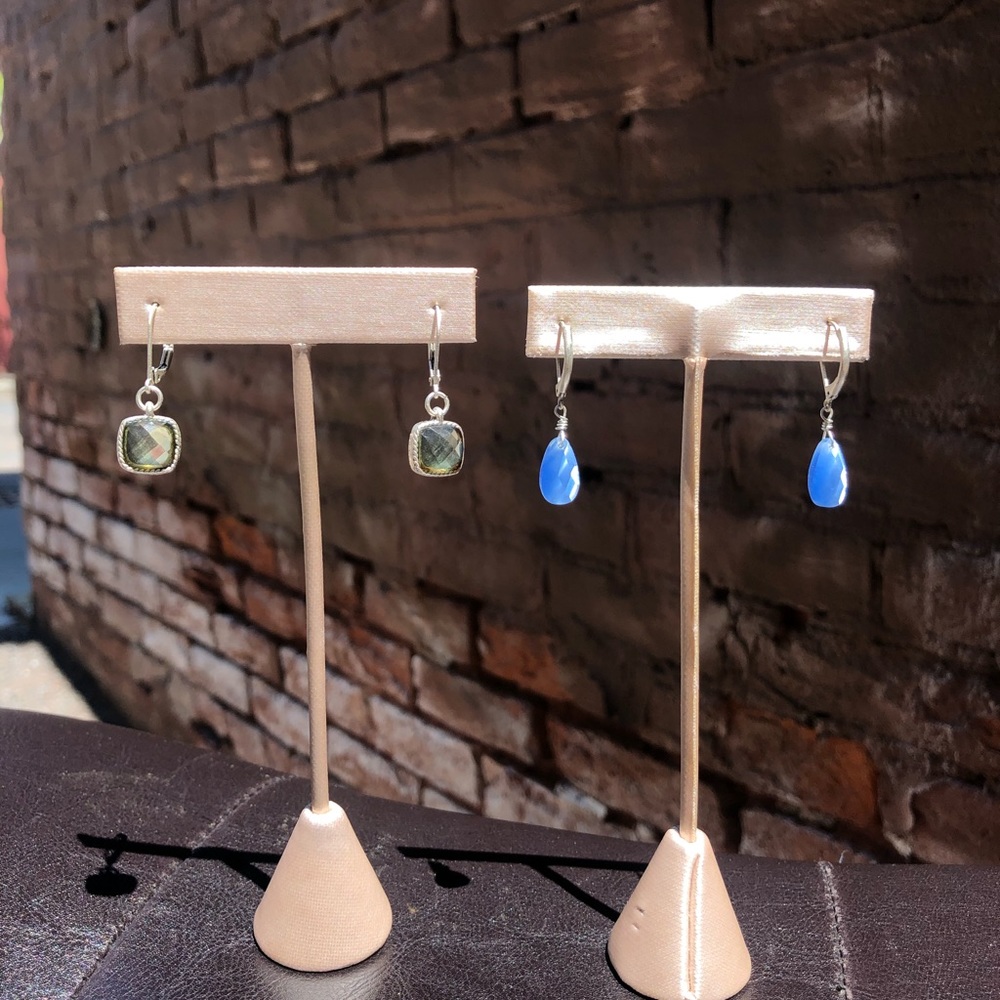 2 pairs of earrings